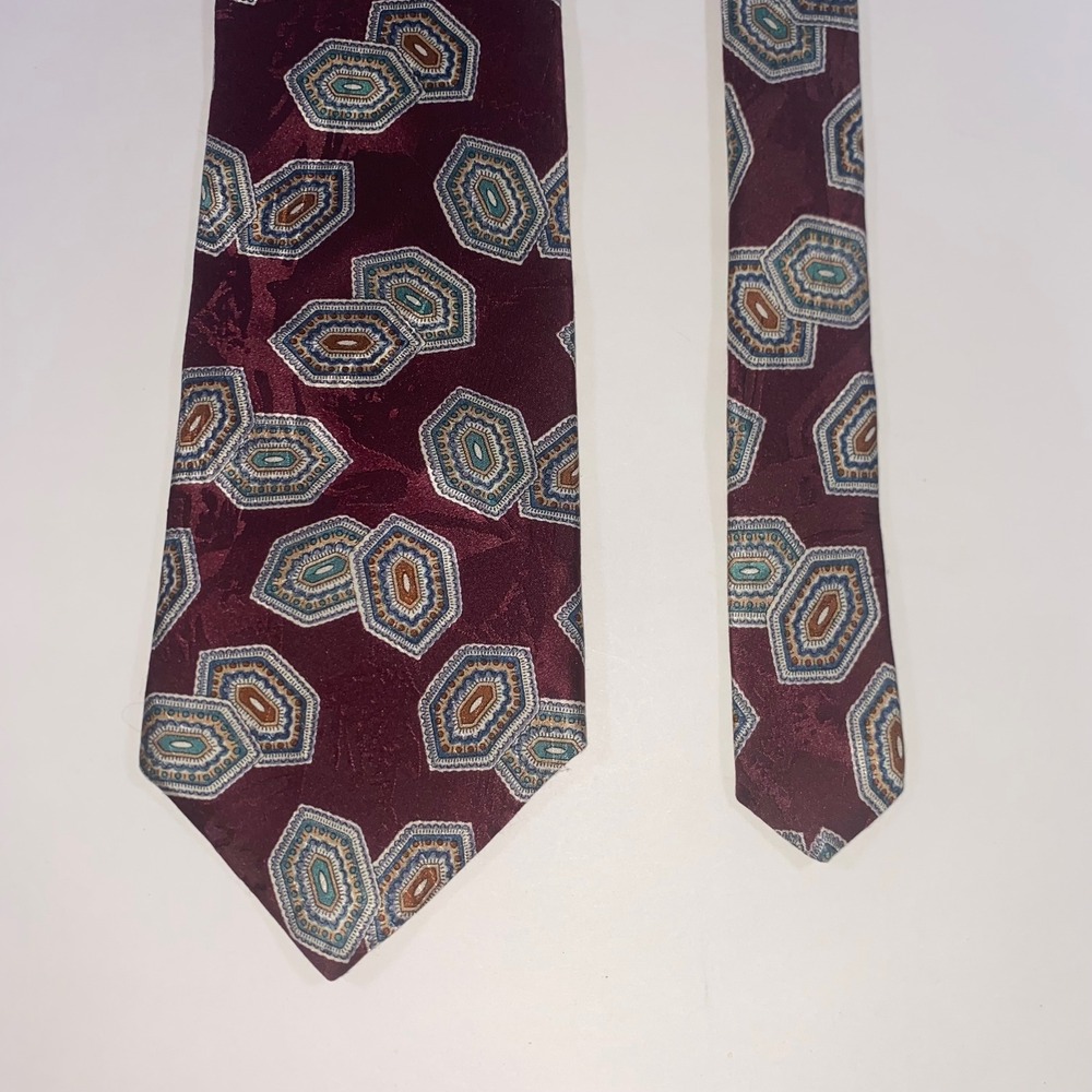 Park Avenue Mens Silk Tie Burgundy Geometric Medallion Made in‎ USA 2857
